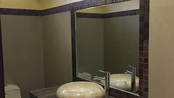 Shower, free toiletries, towels