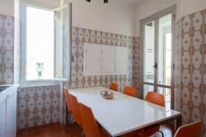 Full-sized fridge, microwave, oven, stovetop