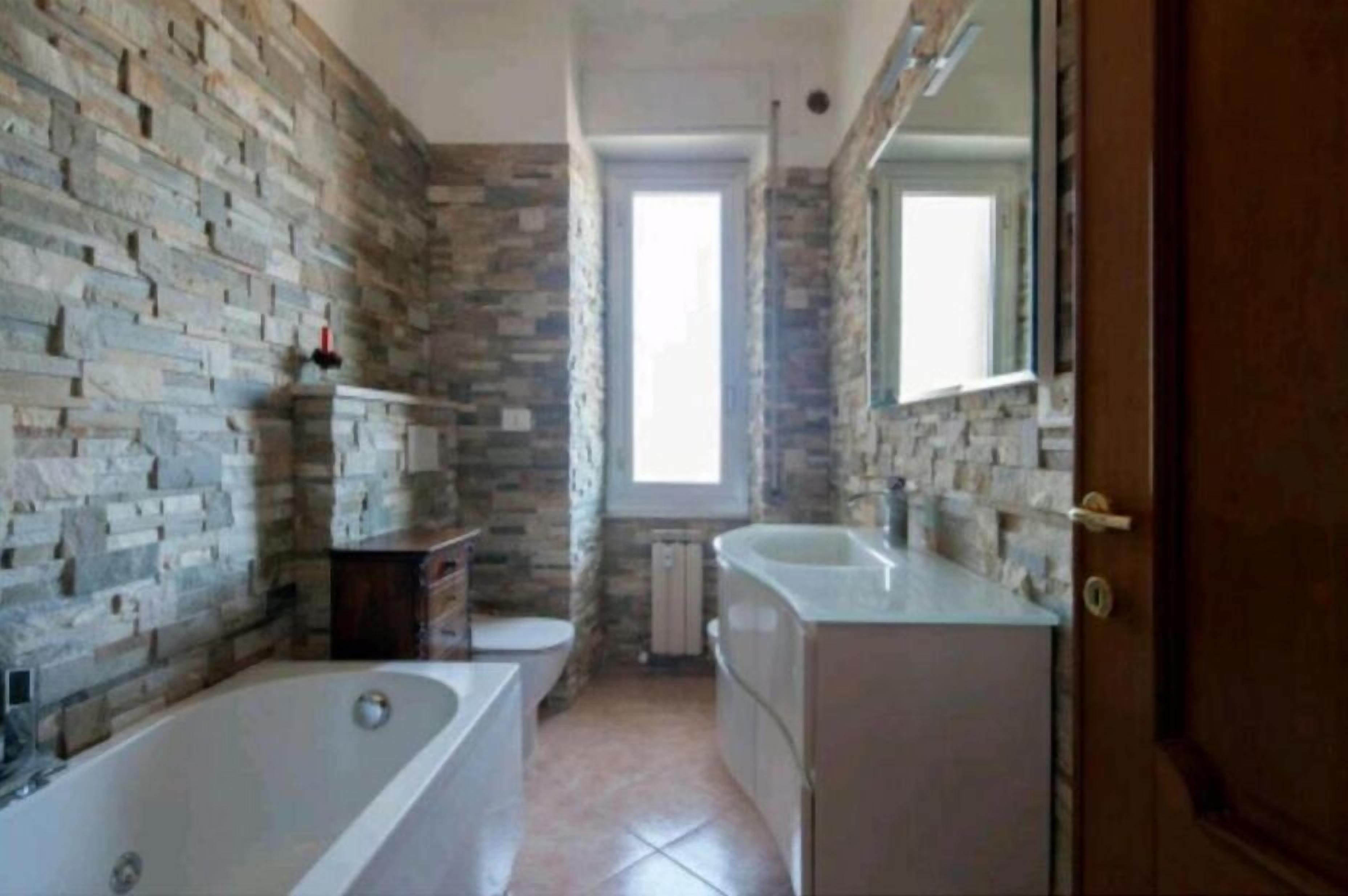 Badewanne und Dusche (separat), Whirlpool, Hydromassagedusche