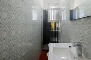 Badewanne und Dusche (separat), Whirlpool, Hydromassagedusche
