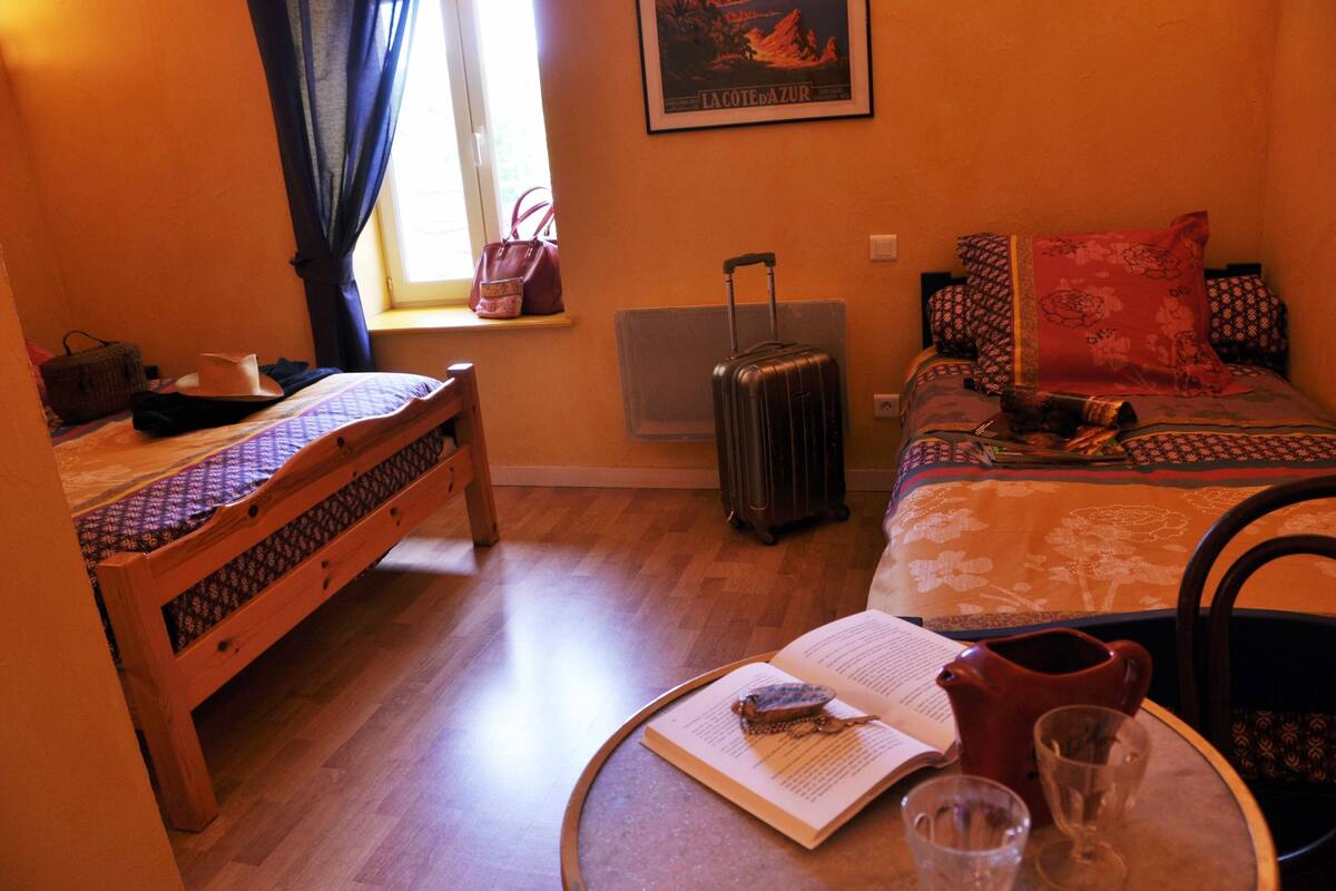Habitación triple (Mirabelle) | Decoración individual y mobiliario individual