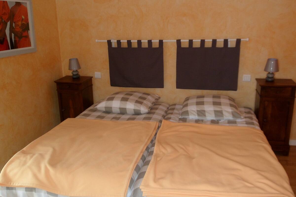 Habitación con 2 camas individuales (Mandarine) | Decoración individual y mobiliario individual