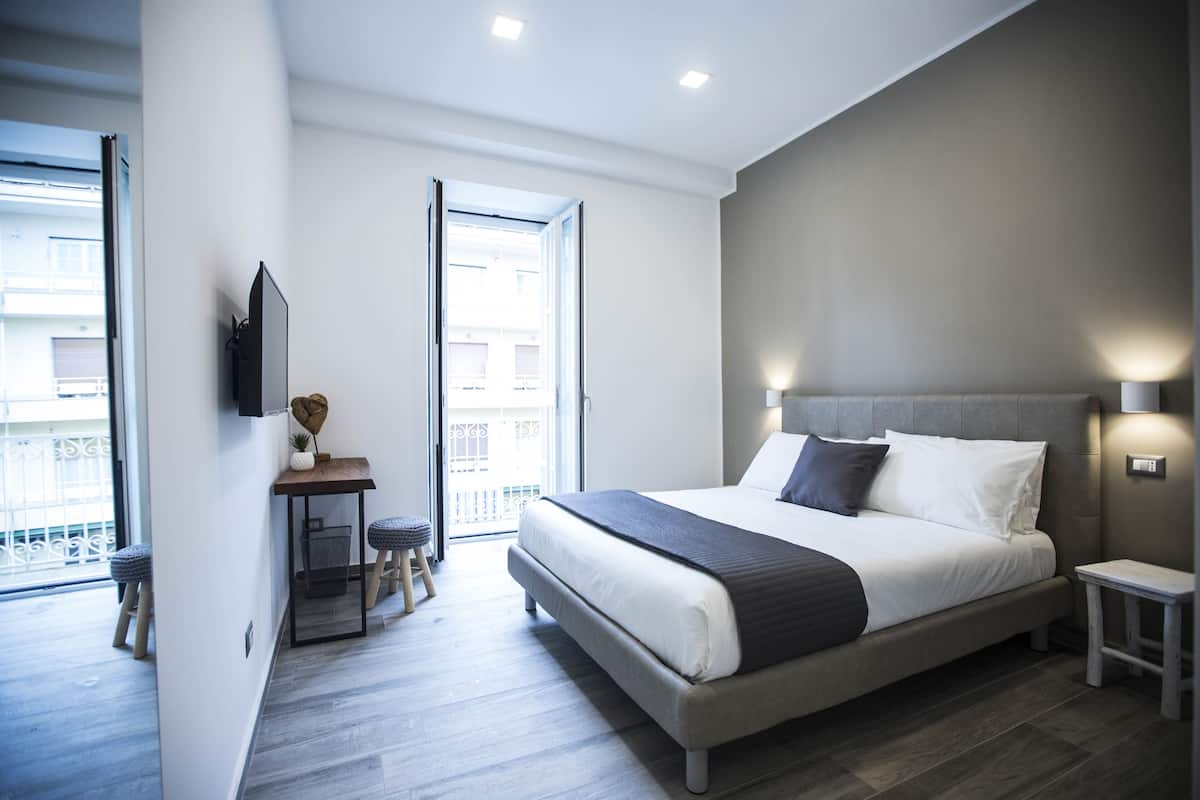 Quarto casal clássico | Berços grátis, Wi-Fi de cortesia, roupa de cama
