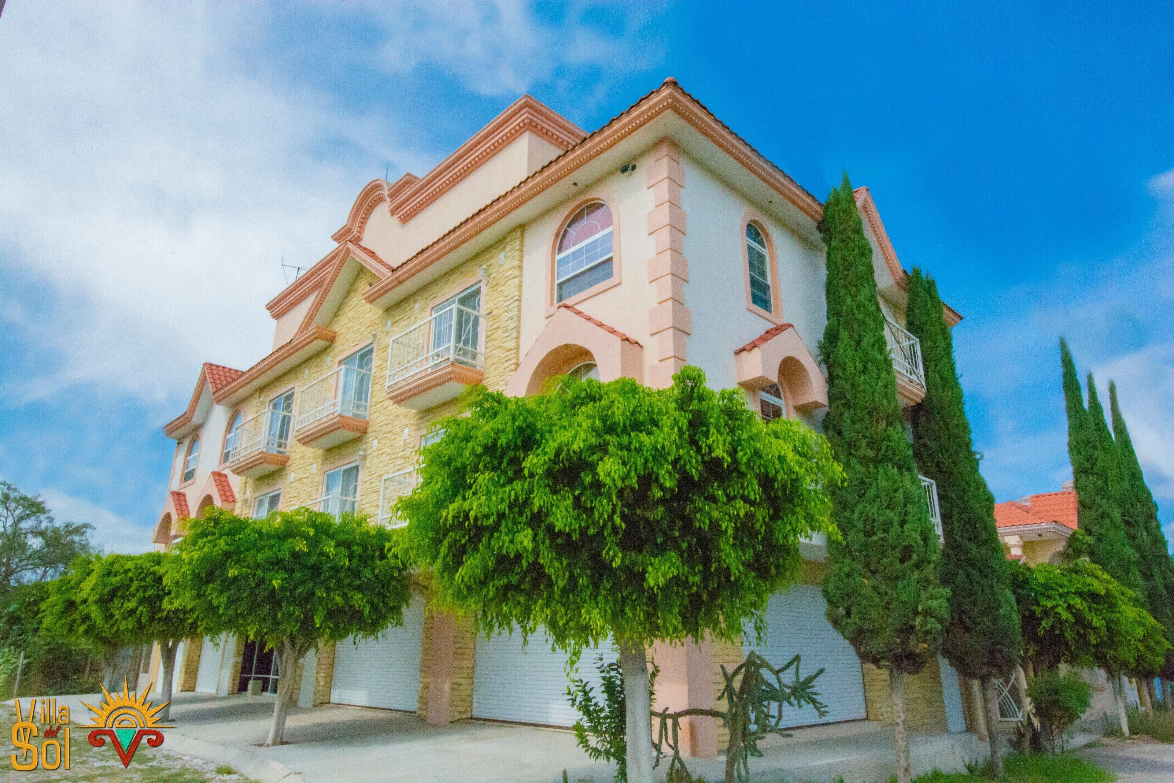 Vista frontal de la propiedad por la tarde o noche