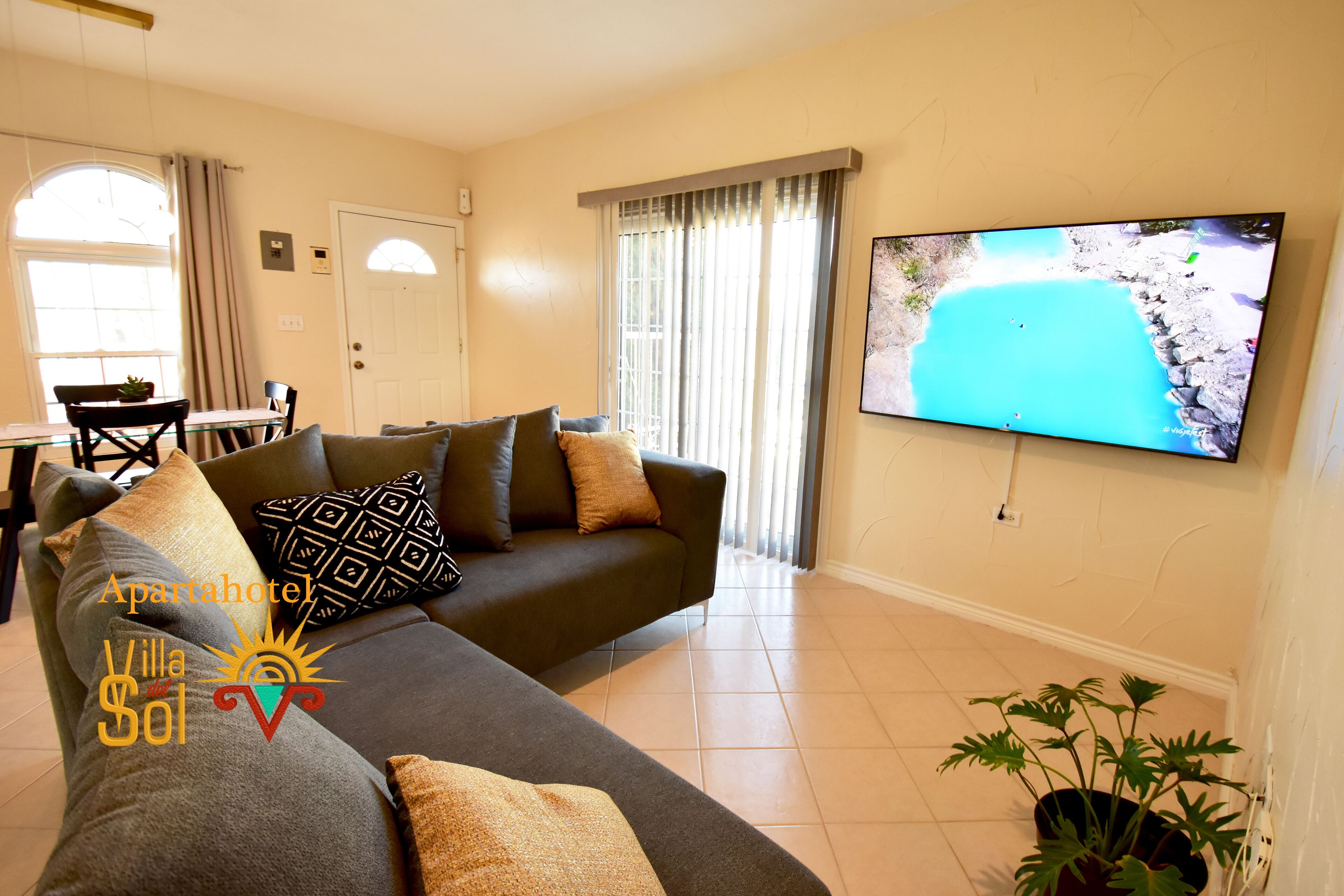 Quarto casal urbano, 2 quartos, para não fumantes, vista para a cidade | Área de estar | Smart TV 65 polegadas com canais via satélite, TV, Netflix