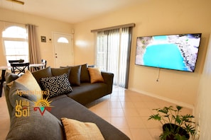 Doppia City, 2 camere da letto, non fumatori, vista città | Area soggiorno | Smart TV 65 pollici con canali satellitari, TV, Netflix