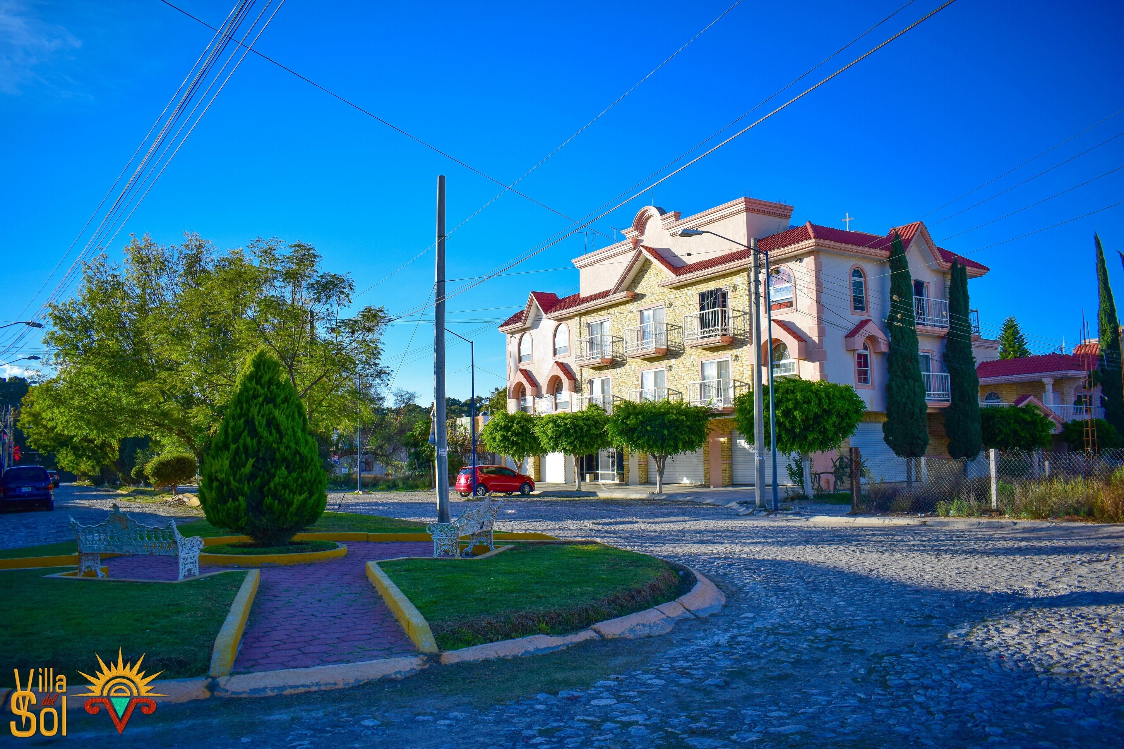 Vista frontal de la propiedad por la tarde o noche