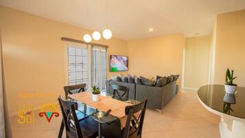 Habitación doble urbana, 2 habitaciones, para no fumadores, vista a la ciudad | Servicio a la habitación