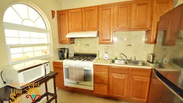 Családi apartman, 2 hálószobával | Privát konyha | Hűtőszekrény, mikrohullámú sütő, sütő és főzőlap