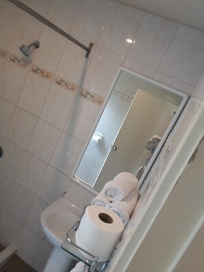 Bathroom - Dorothy's Muri Beach Bungalows (Rarotonga)