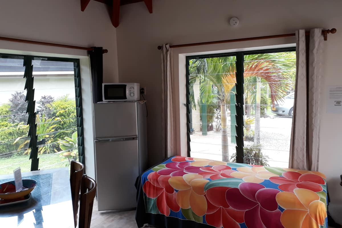 Bungalow, 1 habitación | Área de sala de estar | Televisión de pantalla plana