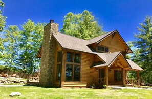 Exterior - CUSTOM LOG HOME WITH FIREPLACE, FIRE-PIT AND HOT TUB (Hendersonville)