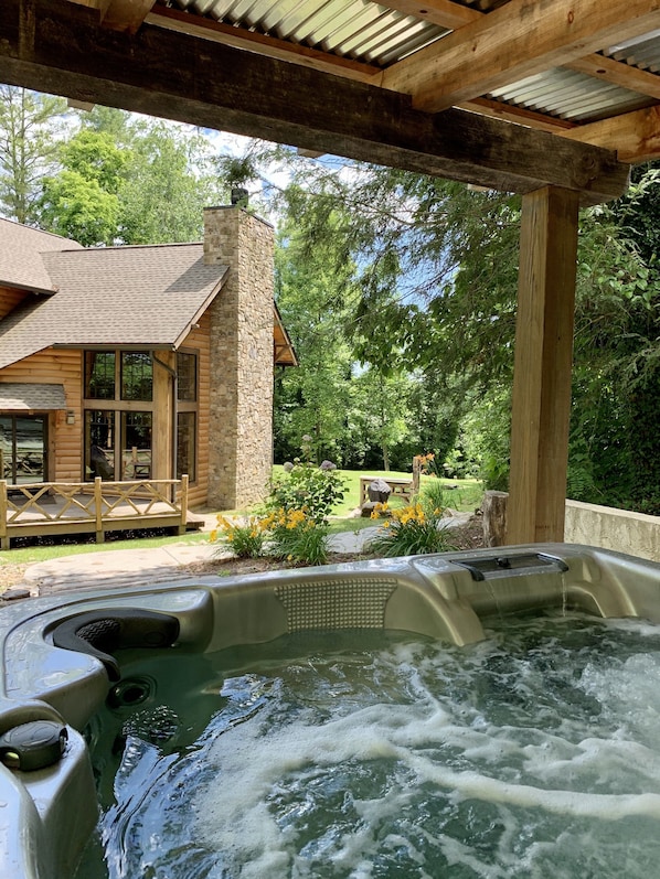 Terrace/patio - CUSTOM LOG HOME WITH FIREPLACE, FIRE-PIT AND HOT TUB (Hendersonville)