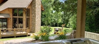 Splinterny hytte med tilpassede luksusdetaljer 