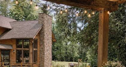 Relax at This Spacious Cabin Retreat • Hot Tub • Fireplace • Firepit