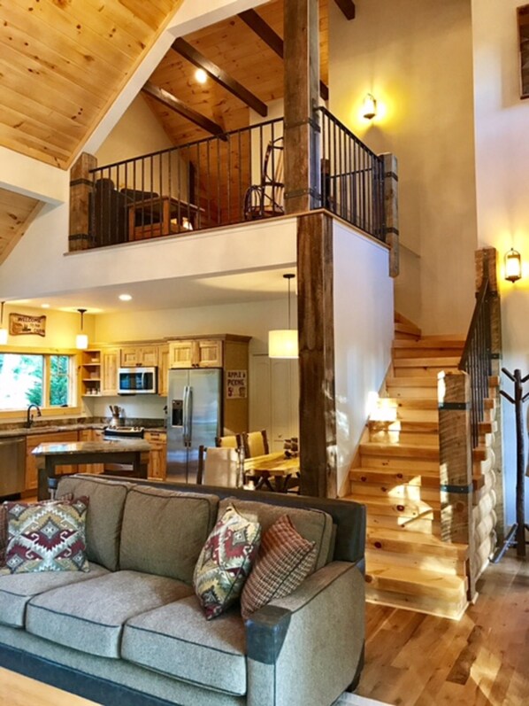 智能電視、壁爐、DVD 播放機、書籍