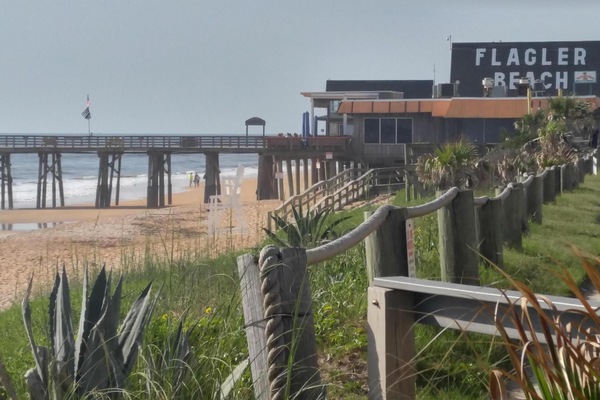 Plage à proximité, chaises longues, serviettes de plage