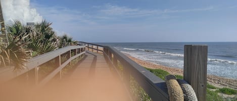Una spiaggia nelle vicinanze, lettini da mare, teli da spiaggia