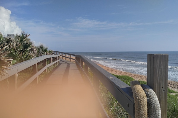 Playa en los alrededores, camastros y toallas de playa