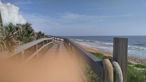 In Strandnähe, Liegestühle, Strandtücher