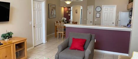 Smart-TV, DVD-Player, Tischfußball, Bücher