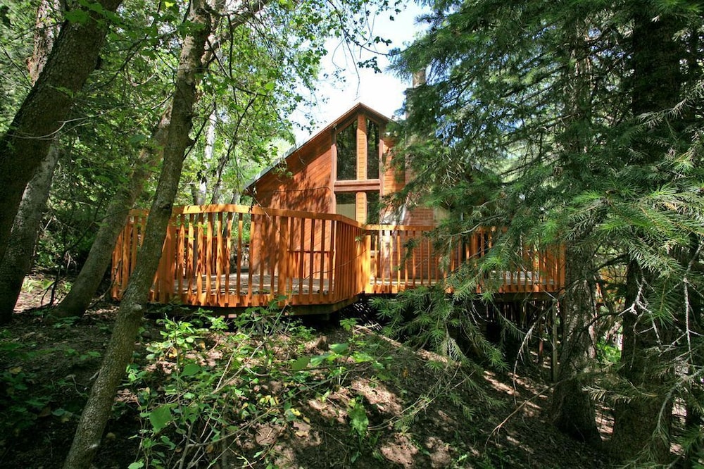 HILLSIDE HIDEAWAY * GREAT FAMILY RETREAT* HOT TUB, SAUNA, KIDS LOFT