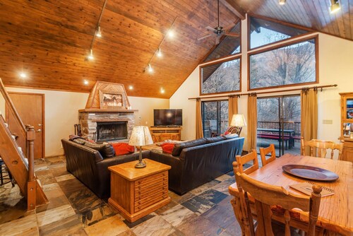 HILLSIDE HIDEAWAY * GREAT FAMILY RETREAT* HOT TUB, SAUNA, KIDS LOFT