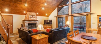 HILLSIDE HIDEAWAY * GREAT FAMILY RETREAT* HOT TUB, SAUNA, KIDS LOFT