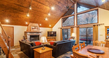 HILLSIDE HIDEAWAY * GREAT FAMILY RETREAT* HOT TUB, SAUNA, KIDS LOFT