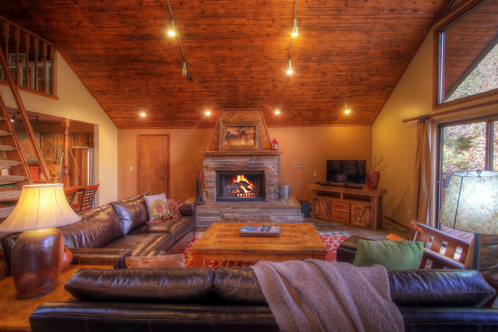 HILLSIDE HIDEAWAY * GREAT FAMILY RETREAT* HOT TUB, SAUNA, KIDS LOFT