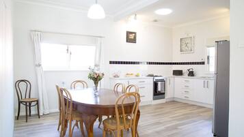 Refrigerador con freezer, microondas, horno, placa de cocina