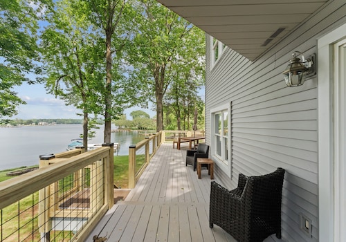 What a View! Perfect Family Meeting Place. BIG Views! Private.