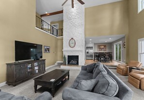 Smart TV, fireplace, video games, DVD player - What A View! Perfect Family Meeting Place. BIG Views!  Optional Boat Rental. (Sherrills Ford)