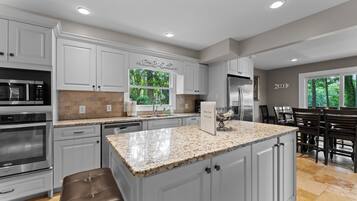 Køleskab, mikrobølgeovn, ovn, kogeplade