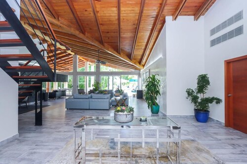 6 bedrooms - Full AC- Full staff- 3 golf carts- Steps to beach