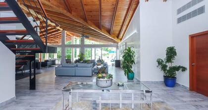 6 bedrooms - Full AC- Full staff- 3 golf carts- Steps to beach