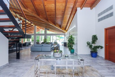 6 bedrooms - Full AC- Full staff- 3 golf carts- Steps to beach