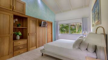 6 bedrooms, in-room safe, desk, iron/ironing board