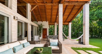 Los Lagos 16-Chef-4 maids-3 golf carts-3minute walk to the beach-heated jacuzzi