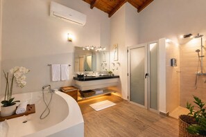 Ducha, secador de pelo, batas, bidet
