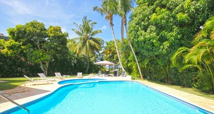Los Lagos 16-Chef-4 maids-3 golf carts-3minute walk to the beach-heated jacuzzi