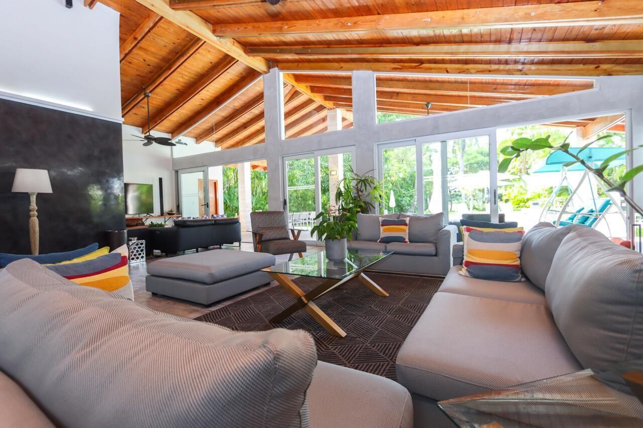 Smart-TV, bordtennis, bøker og stereoanlegg