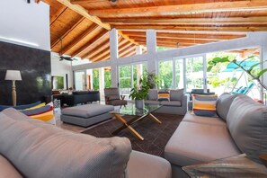 TV connectée, table de tennis de table, livres, chaîne hi-fi