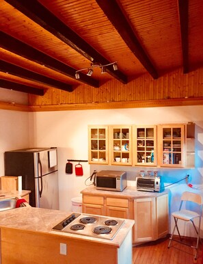 Mikrovågsugn, diskmaskin, kaffe- och tebryggare och grytor/köksredskap