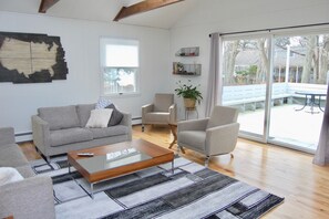Smart TV, chimenea, libros