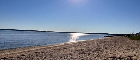 Privatstrand, Liegestühle, Strandtücher