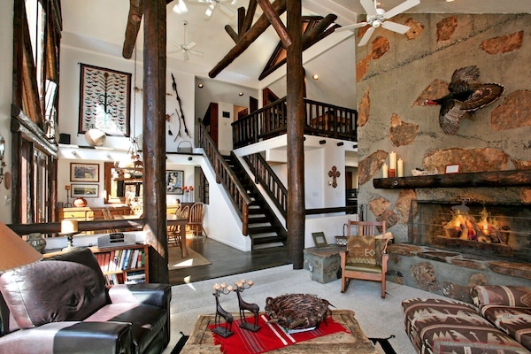 Televisión, chimenea, reproductor de DVD y futbolito