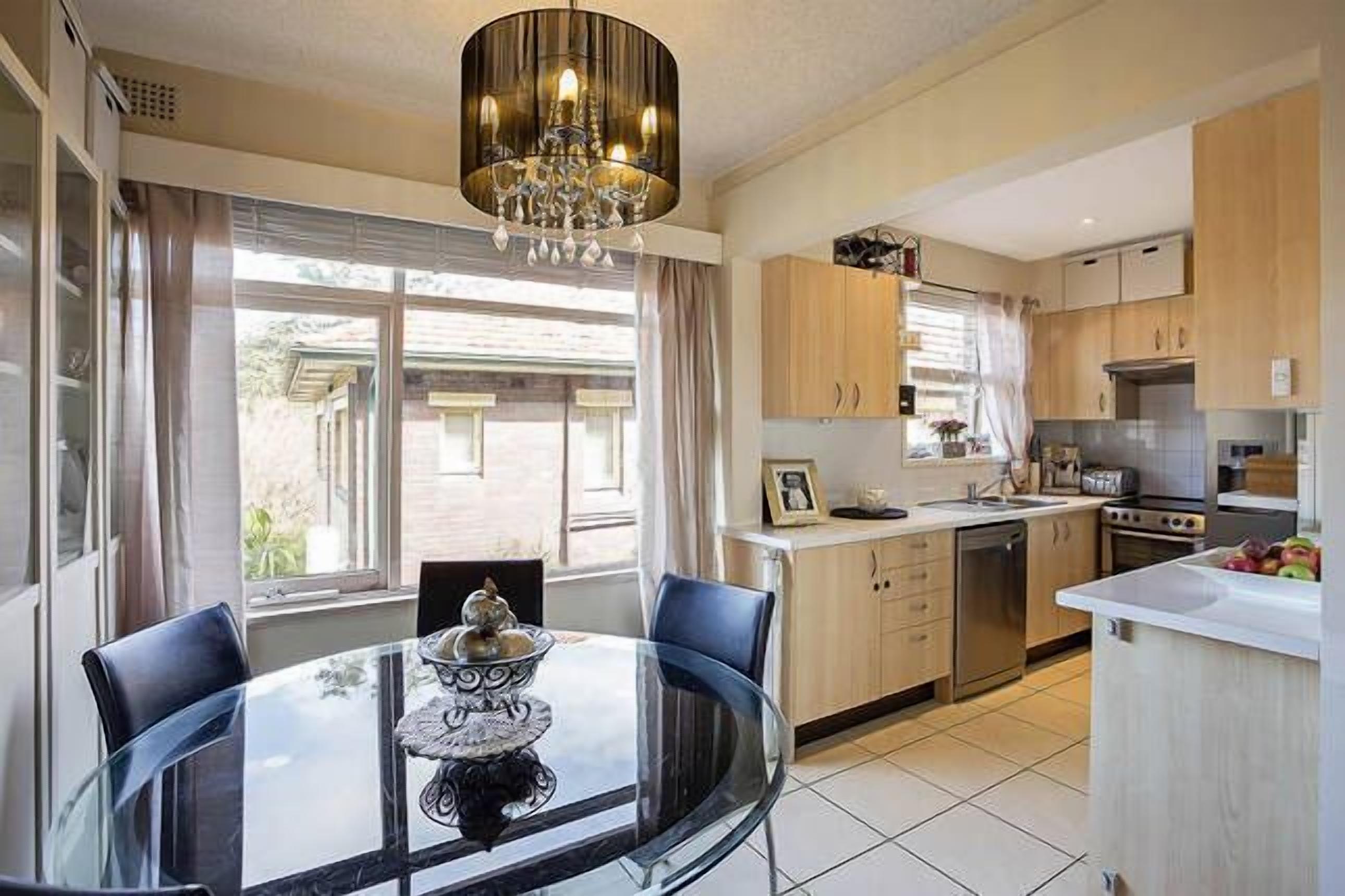 Balmoral Escape - footsteps from beach