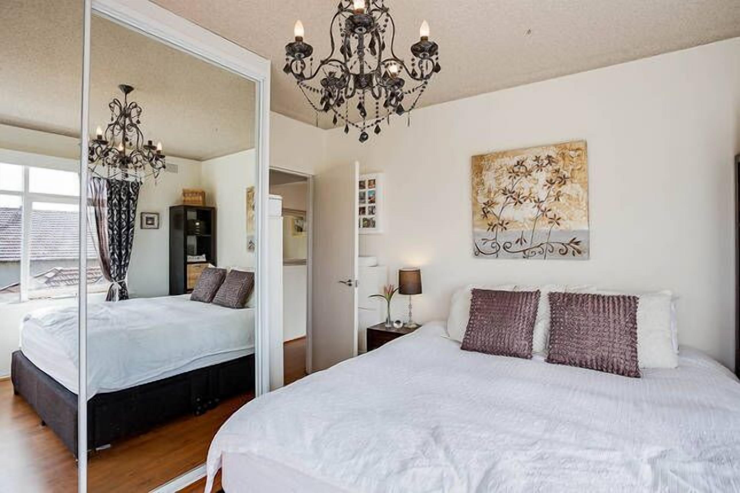 Balmoral Escape - footsteps from beach — image 11