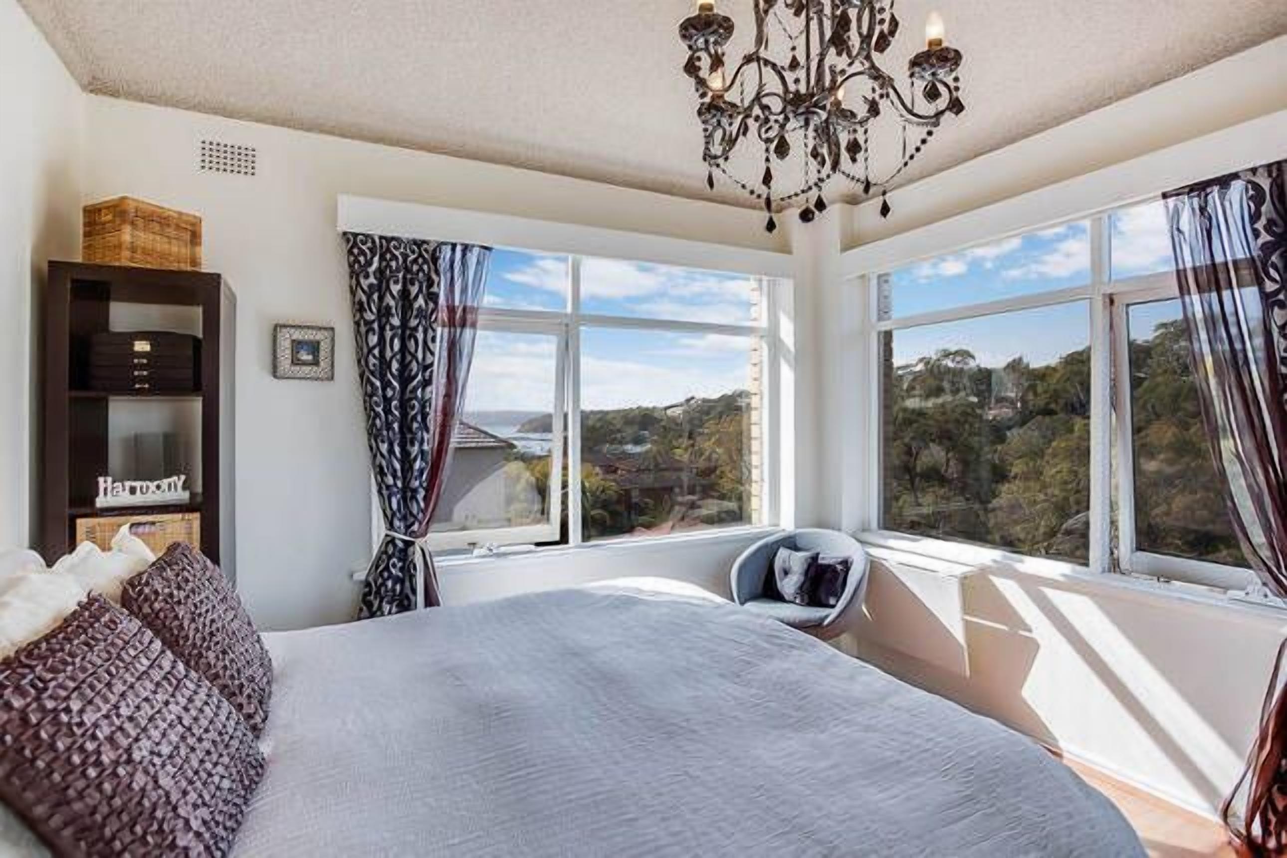 Balmoral Escape - footsteps from beach